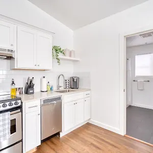 Apartment - Vibes Getaway Near Burnside & Laurelhurst!, Portland